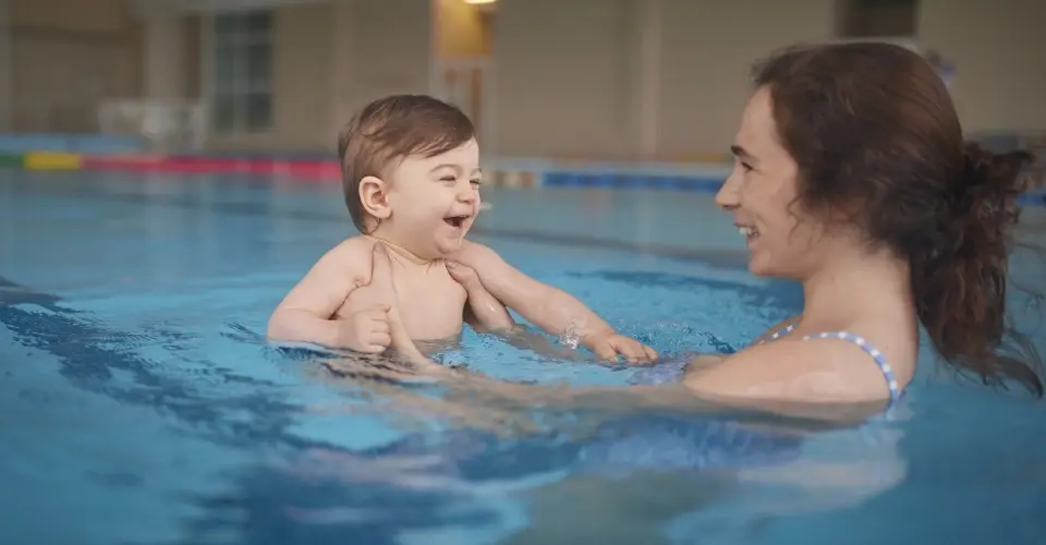 niemowlę na basenie 