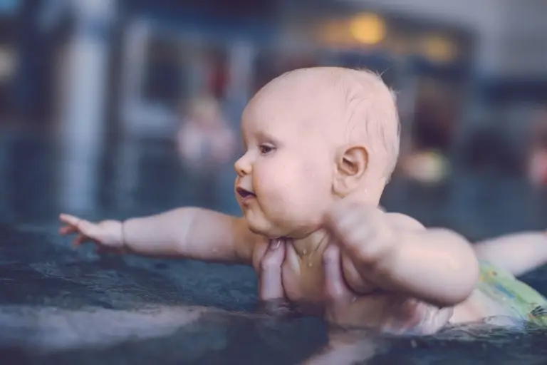 niemowlę na basenie